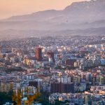 Pse kompanitë e huaja po shohin nga Shqipëria